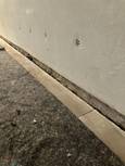 Trennungsfuge zwischen Wand und Bodenbelag als Schutz vor Feuchtigkeitsbildung